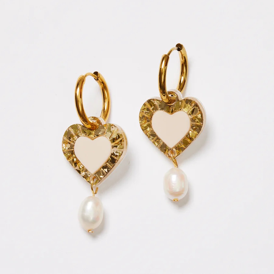 Martha Jean- HEART AND PEARL EARRINGS – GOLD / BEIGE